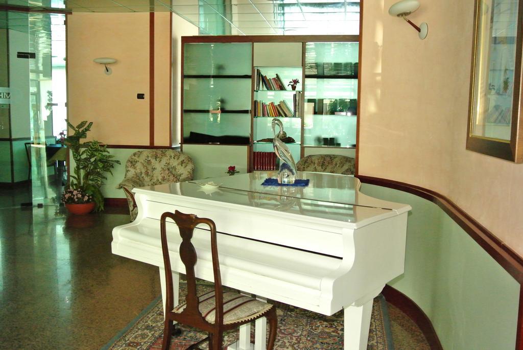 Hotel Mirage Лидо-ди-Классе Экстерьер фото
